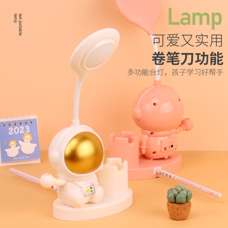 Lámpara de escritorio recargable con diseño de astronauta de dibujos animados para estudiantes, protección ocular LED, pequeño regalo para niños, logotipo personalizable, divertida
