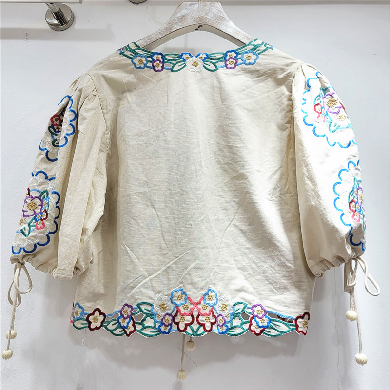 Francés nicho 2025 primavera y verano juguetón color bordado floral hueco con cuello en V top camisa corta