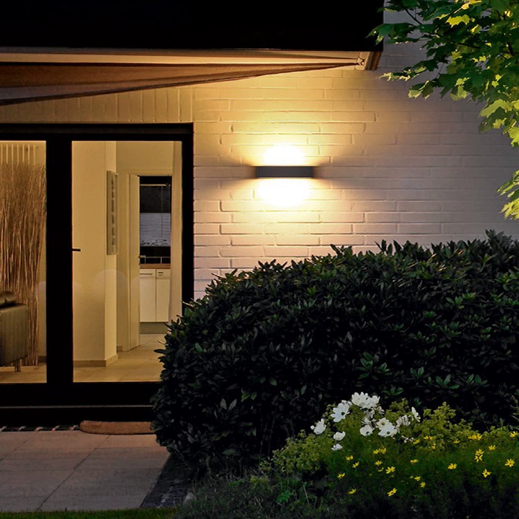 Солнечный длинный настенный светильник Открытый водонепроницаемый садовый светильник Проект проживания в семье Вилла Наружный настенный светильник Открытый проход Настенный светильник