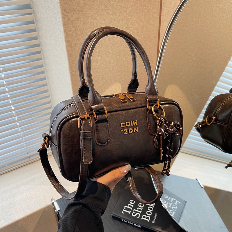 펜던트가 달린 커피 컬러