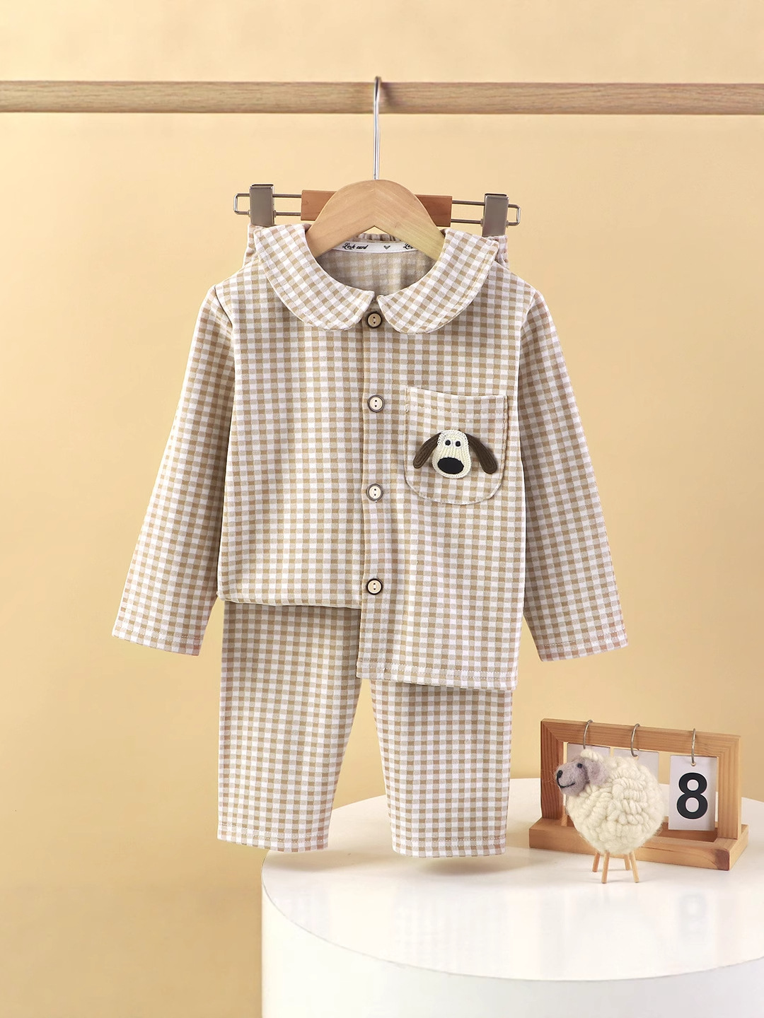 Nuevo conjunto de ropa para niños casera cuadrada de terciopelo cálido con collar bordado muñeca pijama para niños