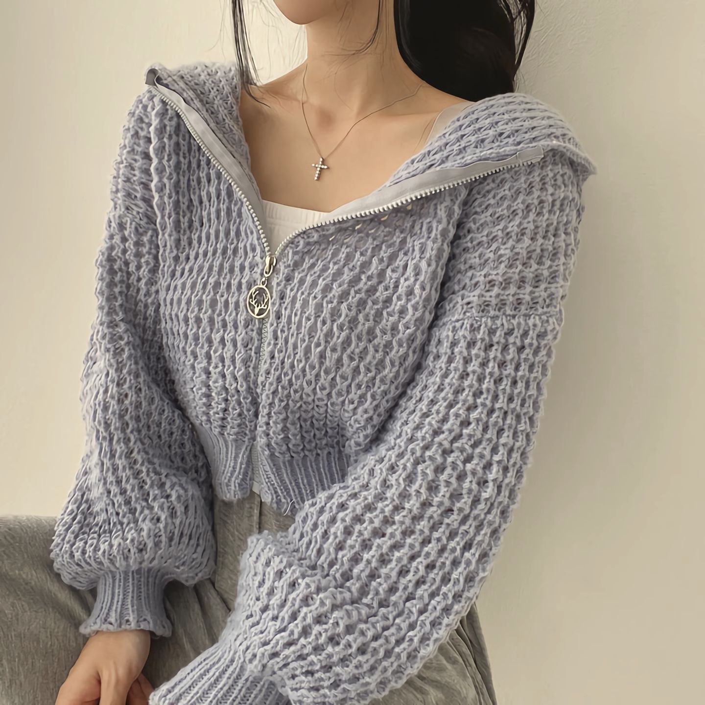 Abrigo corto con capucha 2023 Otoño e Invierno Nuevo estilo perezoso diseño de las mujeres aguja gruesa solapa suéter Suelto
