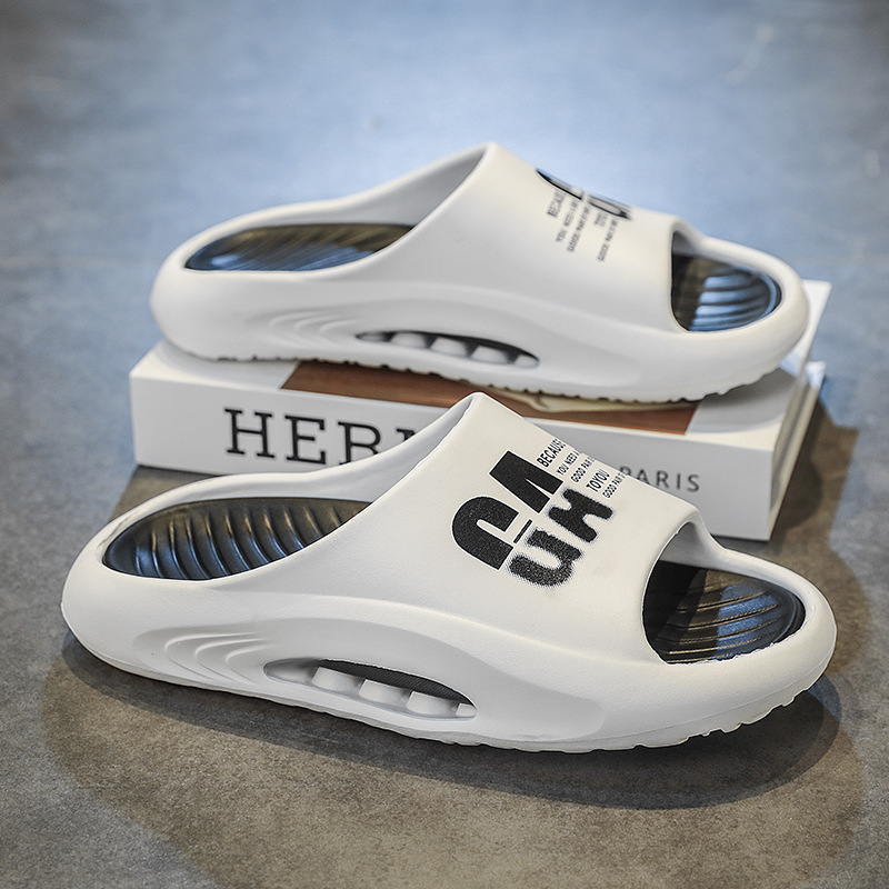 Los hombres de verano se ponen cómodos en el hogar, zapatillas de callejera para parejas.