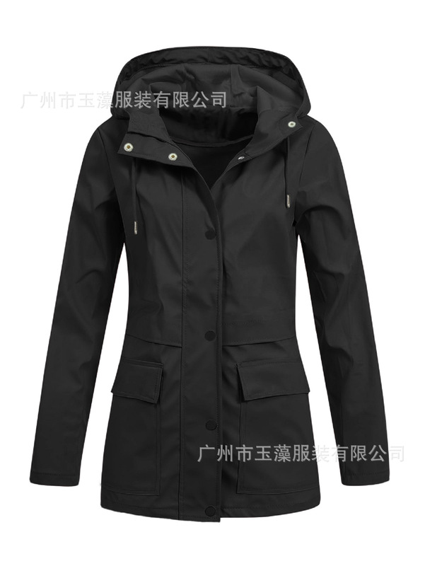 女性の中の長いゆったりしたコートの突撃服のトレンチコート|undefined
