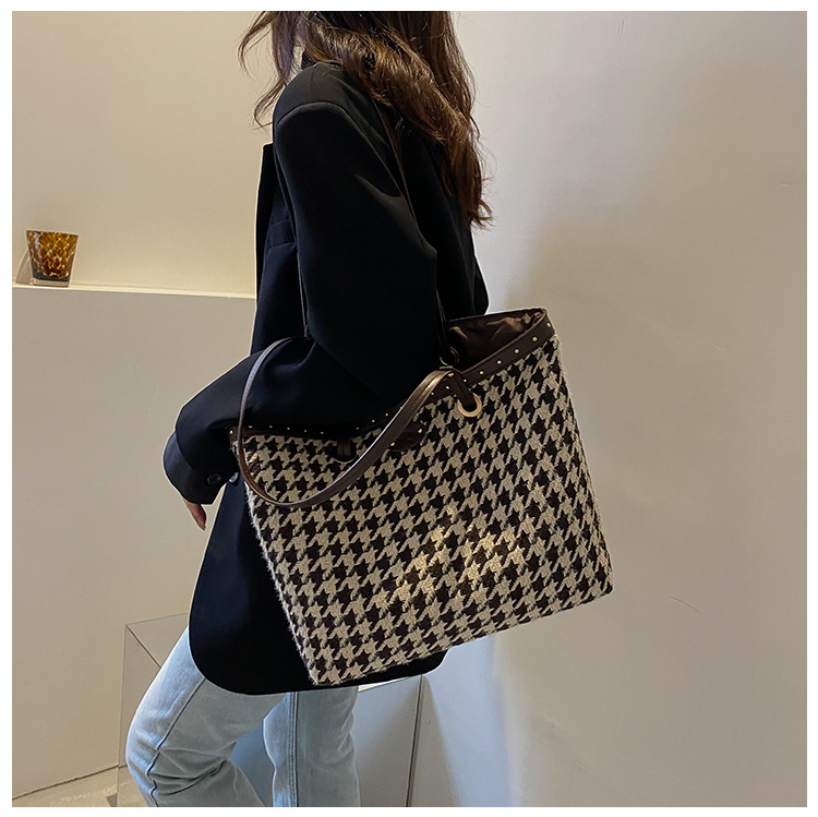 Fashion Large-capacity 2021 New Fashion Niche Shoulder Bag Autumn And Winter Commuter Bag display picture 2
