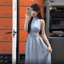 无袖挂脖连衣裙子女春季2026新款海边度假设计感气质法式收腰长裙