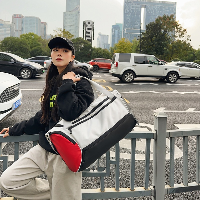 Bolso de fitness deportivo de pareja de gran capacidad de moda transfronteriza bolso de viaje de ocio de color de contraste fresco bolso de mensajero de hombro al por mayor