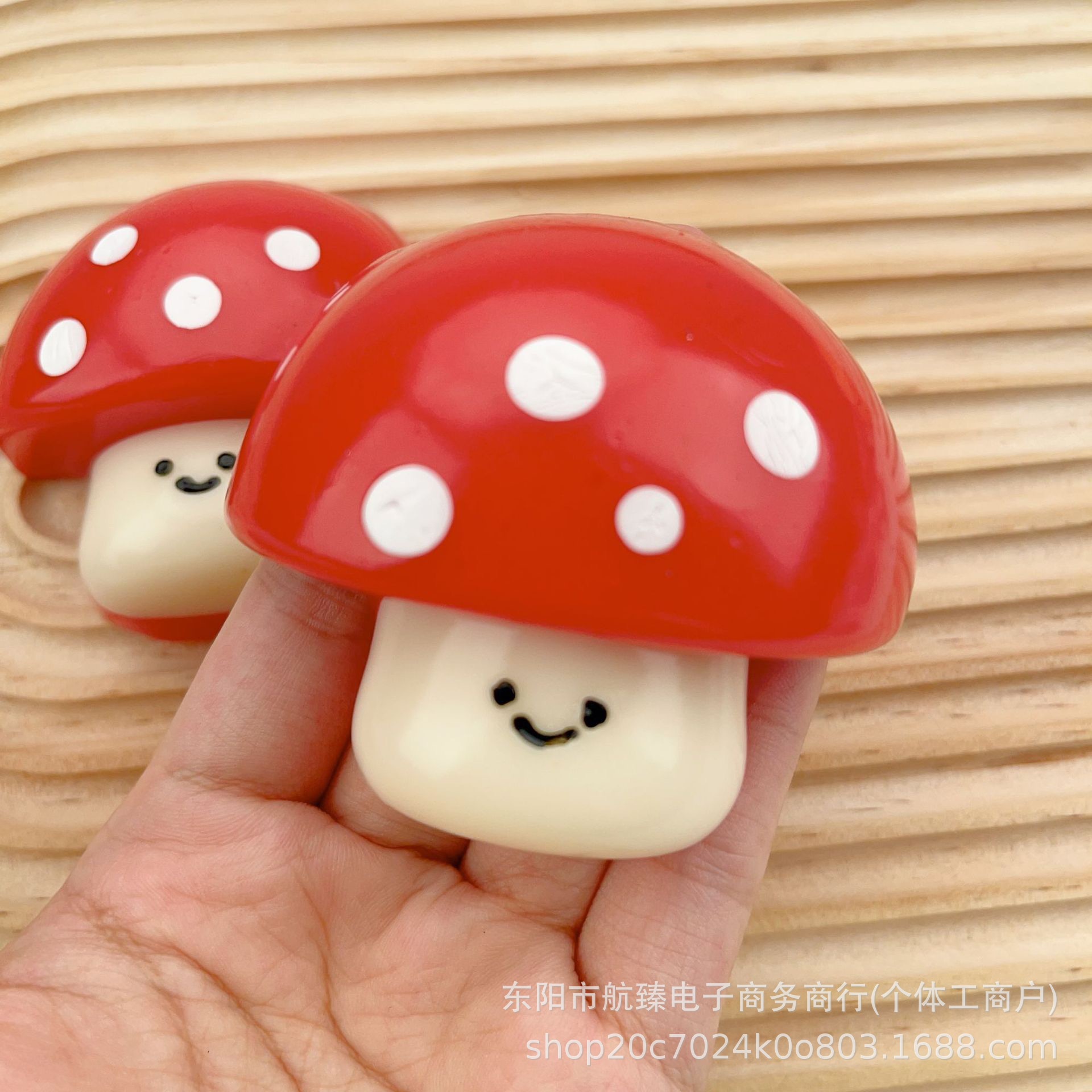 El pequeño libro rojo con la misma sonrisa hongos rojos pellizcamiento de juguetes de descompresión de simulación de alimentos para jugar artefactos de descompresión de cabina explosiva image 2