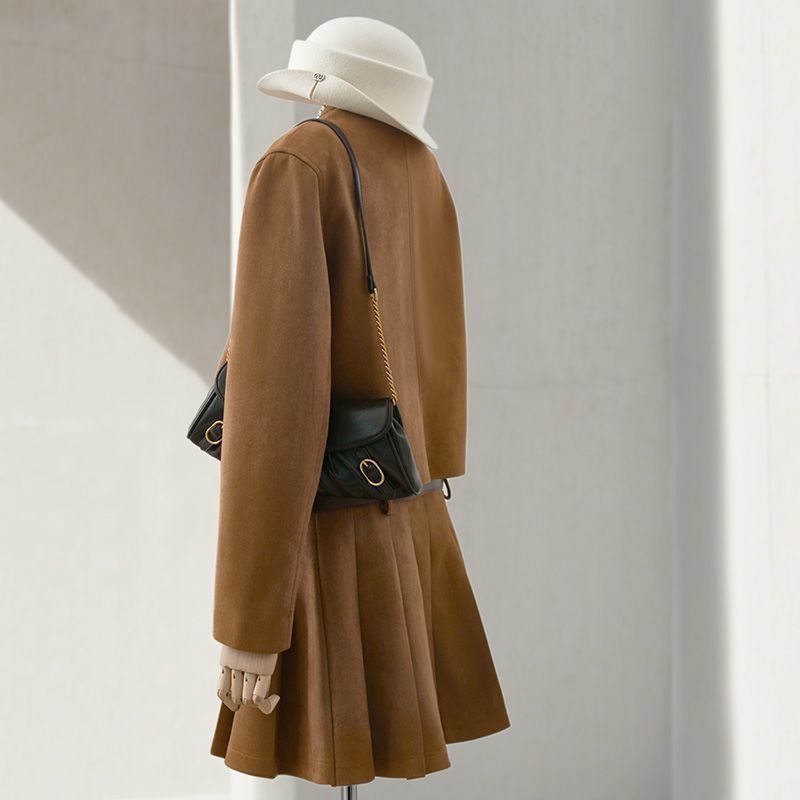 (2개) 가을 2024 새로운 다크 브라운 스웨이드 원피스 여성용 스파이스 소녀 우아한 긴 소매 재킷 주름 치마 투피스 세트