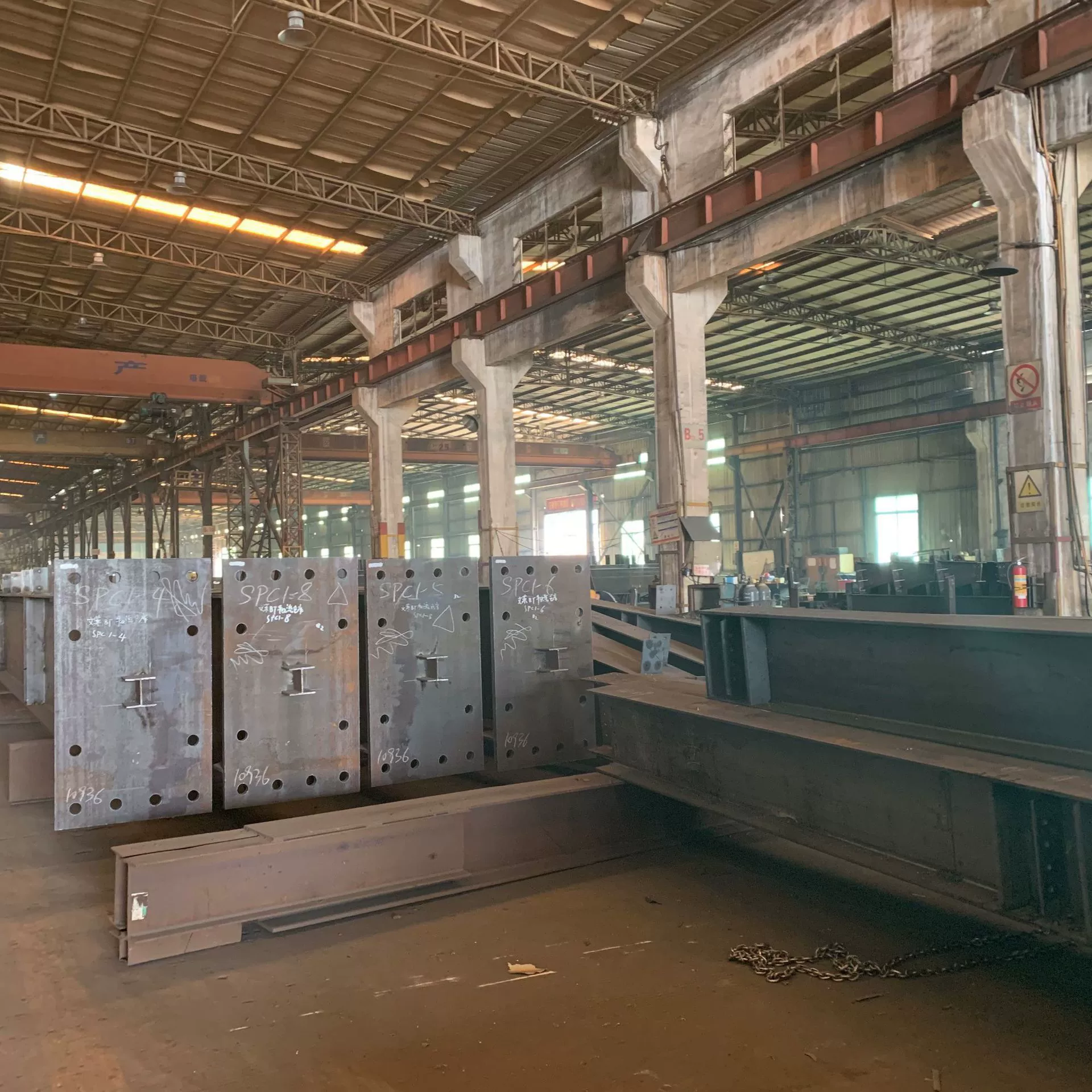 Наружная стальная конструкция автомобильного навеса для большой стальной конструкции.