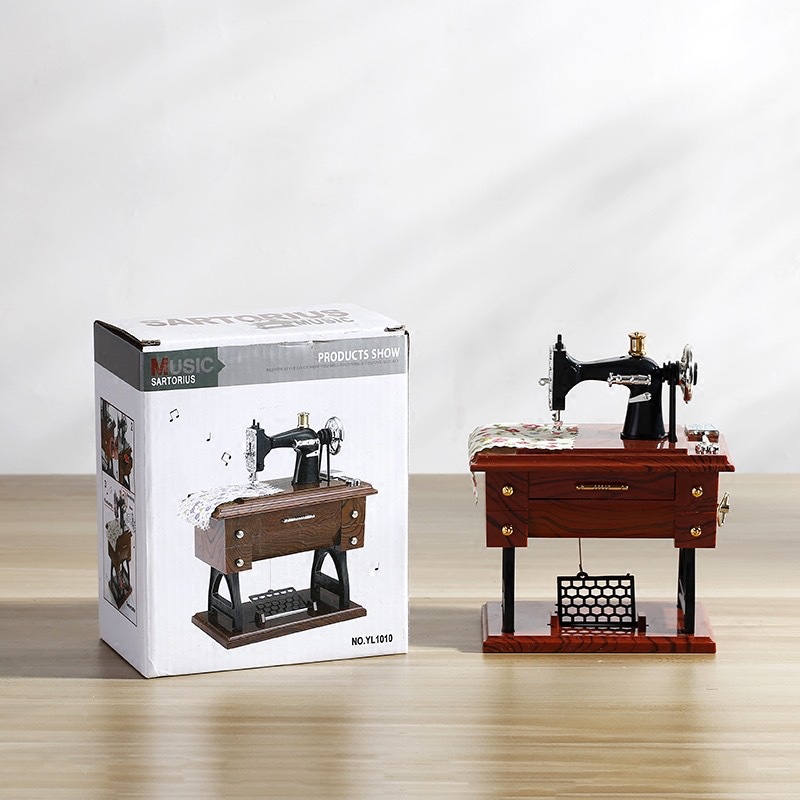Sewing machine music box, retro simulation small sewing machine model music box, clothing store ornaments and creative gifts