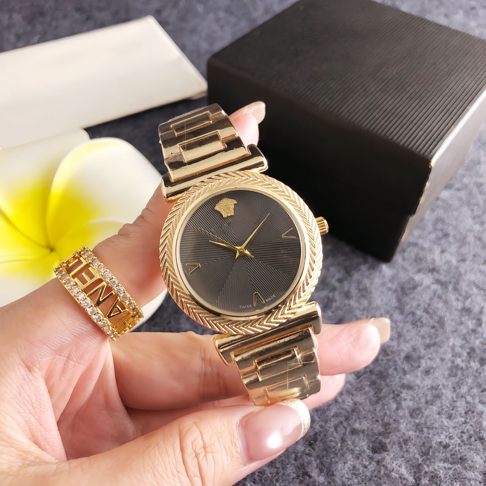 时尚金色女士石英腕表跨境热卖个性手表一件代发黑盘纹理钢带女表