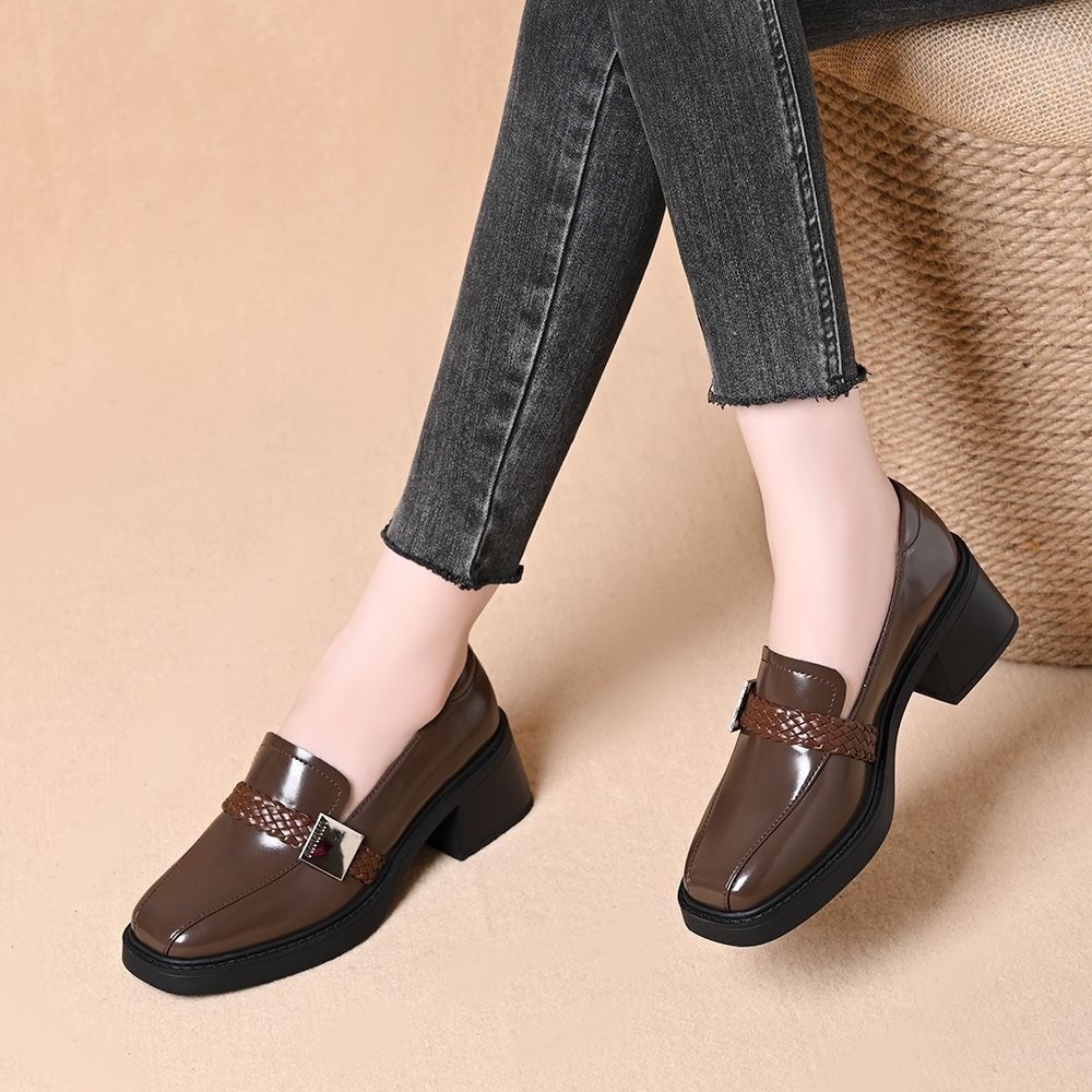 Retro zapatos de cuero cuadrados de talón grueso primavera y otoño de 2026 nuevo estilo francés universal británico zapatos de talón medio profundo