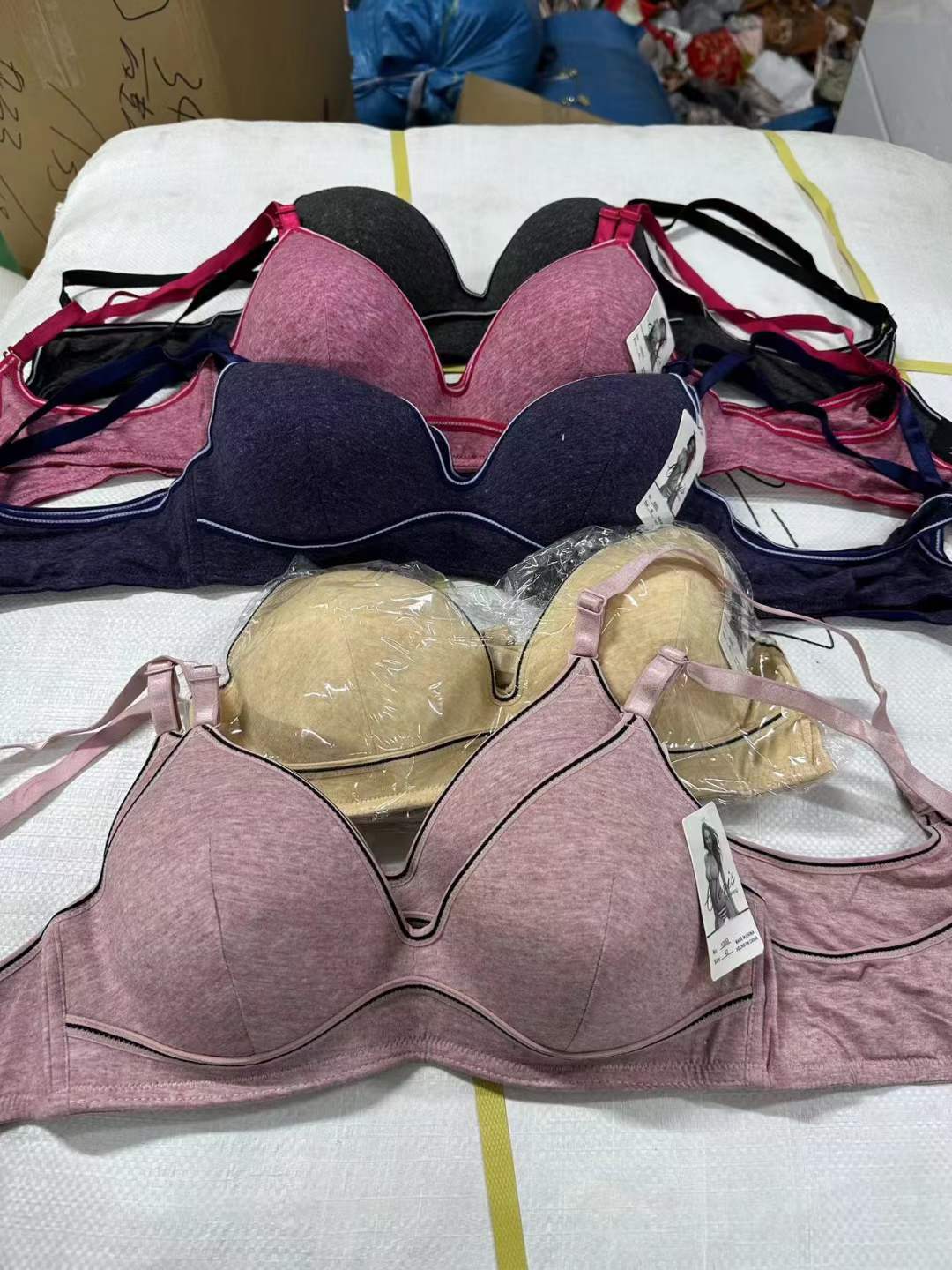 Sujetador de la ropa interior de la Madre Tres pechos delgada de mediana edad y ancianos sujetador inalámbrico de algodón pequeño pecho empuja hacia arriba más sujetador de tamaño al por mayor