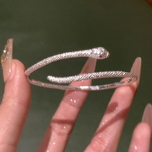 小众银色灵蛇手镯百搭简约设计版赤眼灵蛇可调节手镯高质纹理手环