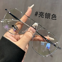 新しいダブルビームのフレームのメガネの女性のすっぴんは顔を見せます。