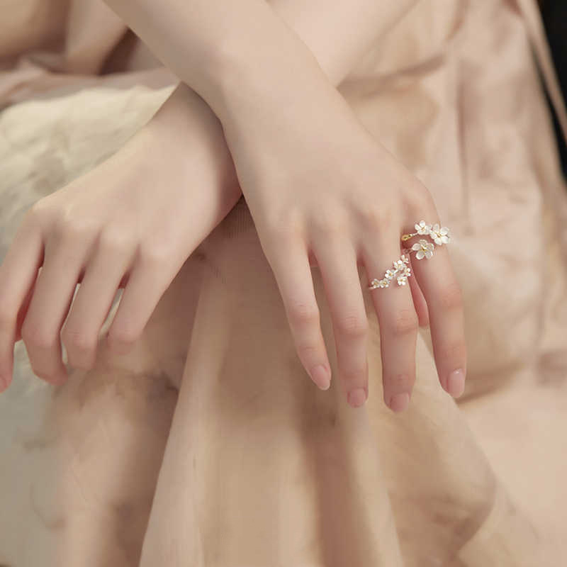 Three dimensional small design brand ring