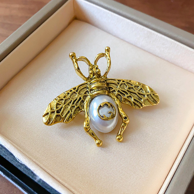 Broche vintage medieval temperamento retro flores de abejas de caballo de corte europea y americana lujo ligero joyas de alta calidad