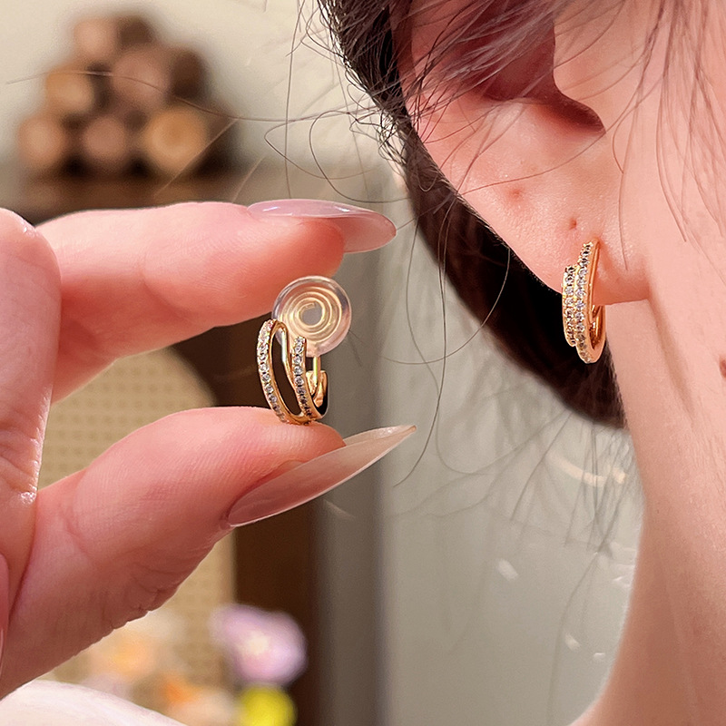 Mosquito coil design, half-circle double-row diamond-studded C-shaped ear clip, no ear piercing required, unique and creative design, versatile and popular ear accessory
