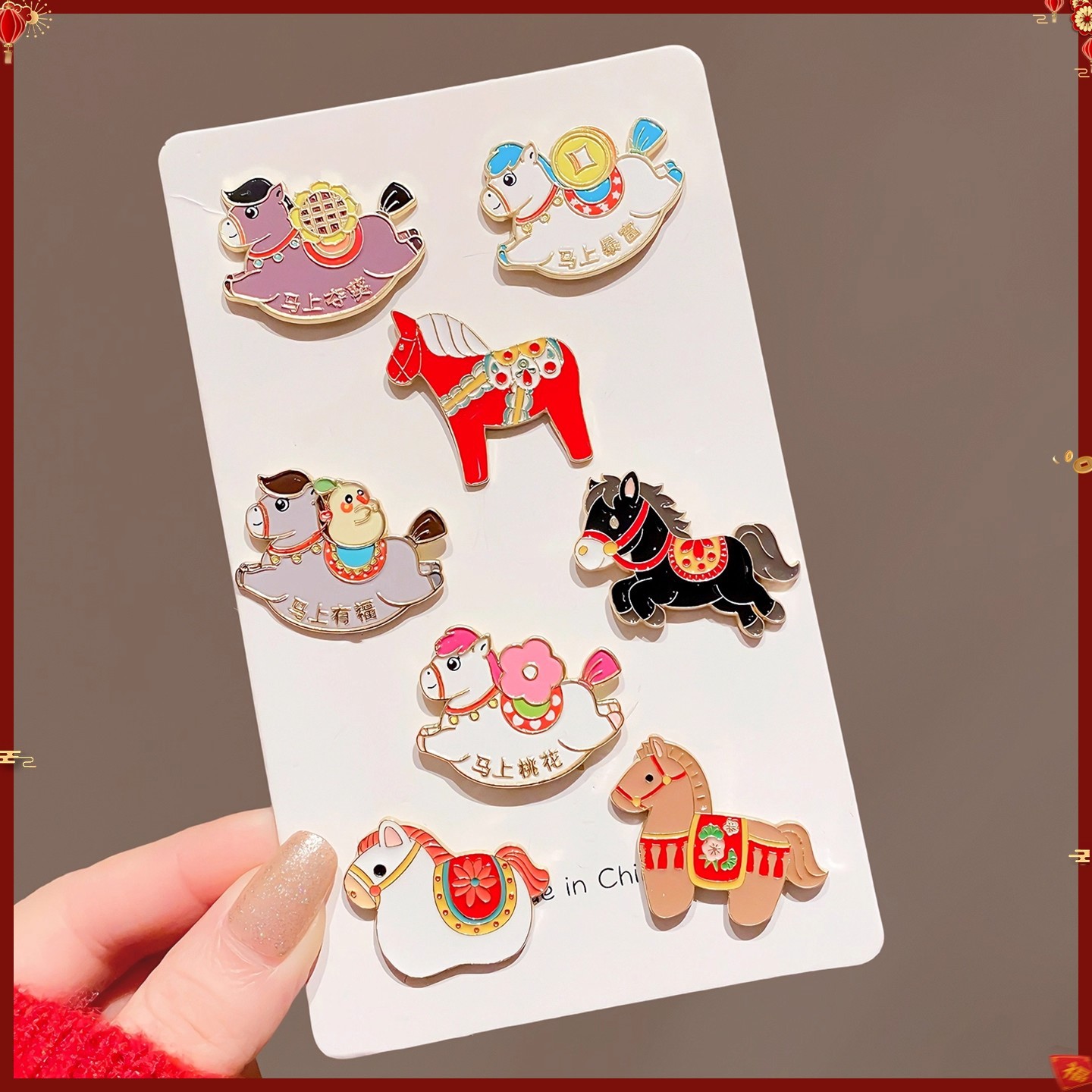 Nueva 2026 insignia del año del caballo, mascota de la marea nacional, ropa encantadora, broche, bolsos, accesorios, regalos de Año Nuevo