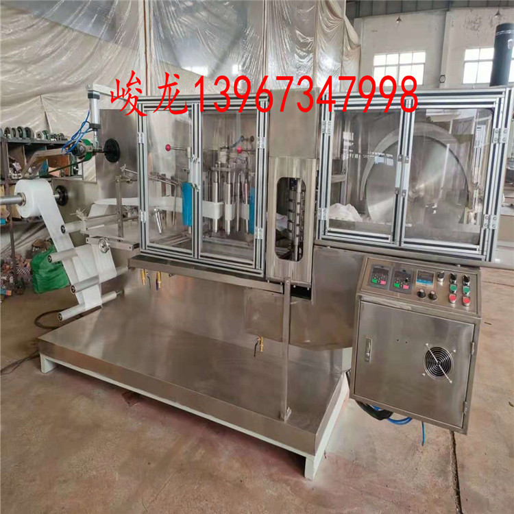 1二十片一包装的湿纸巾机械设备 出门便携消毒手口湿巾机厂家