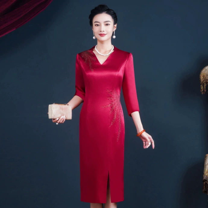 Хей свекровь и мама Cheongsam Модный Улучшенный молодой стиль 2025 Новый V-образный вырез с бриллиантами Средне-длинное свадебное платье