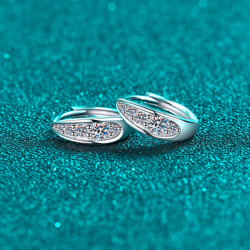 Orecchini a cerchio in argento sterling con moissanite d_voghion.com