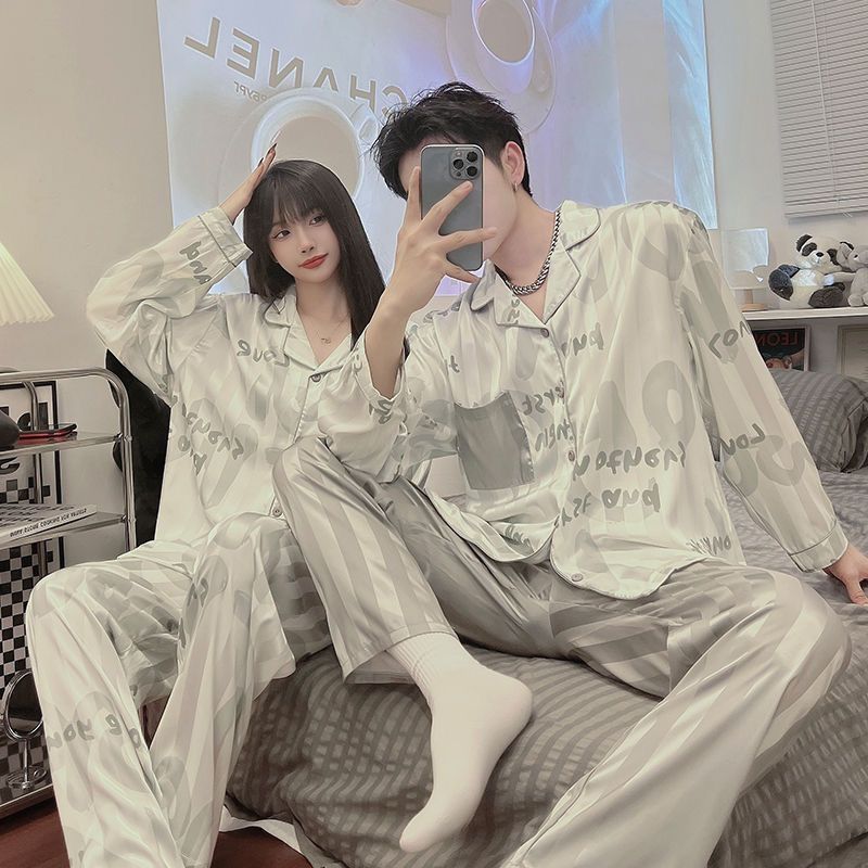 Pajamas de pareja de letras japonesas de primavera y otoño de hielo de manga larga de seda delgada para hombres simulación de seda set de ropa de casa verano