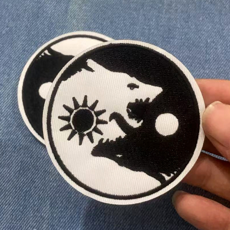 跨境卡通圆形徽章黑白配色狼头图案刺绣补丁贴个性简约布贴熨烫款