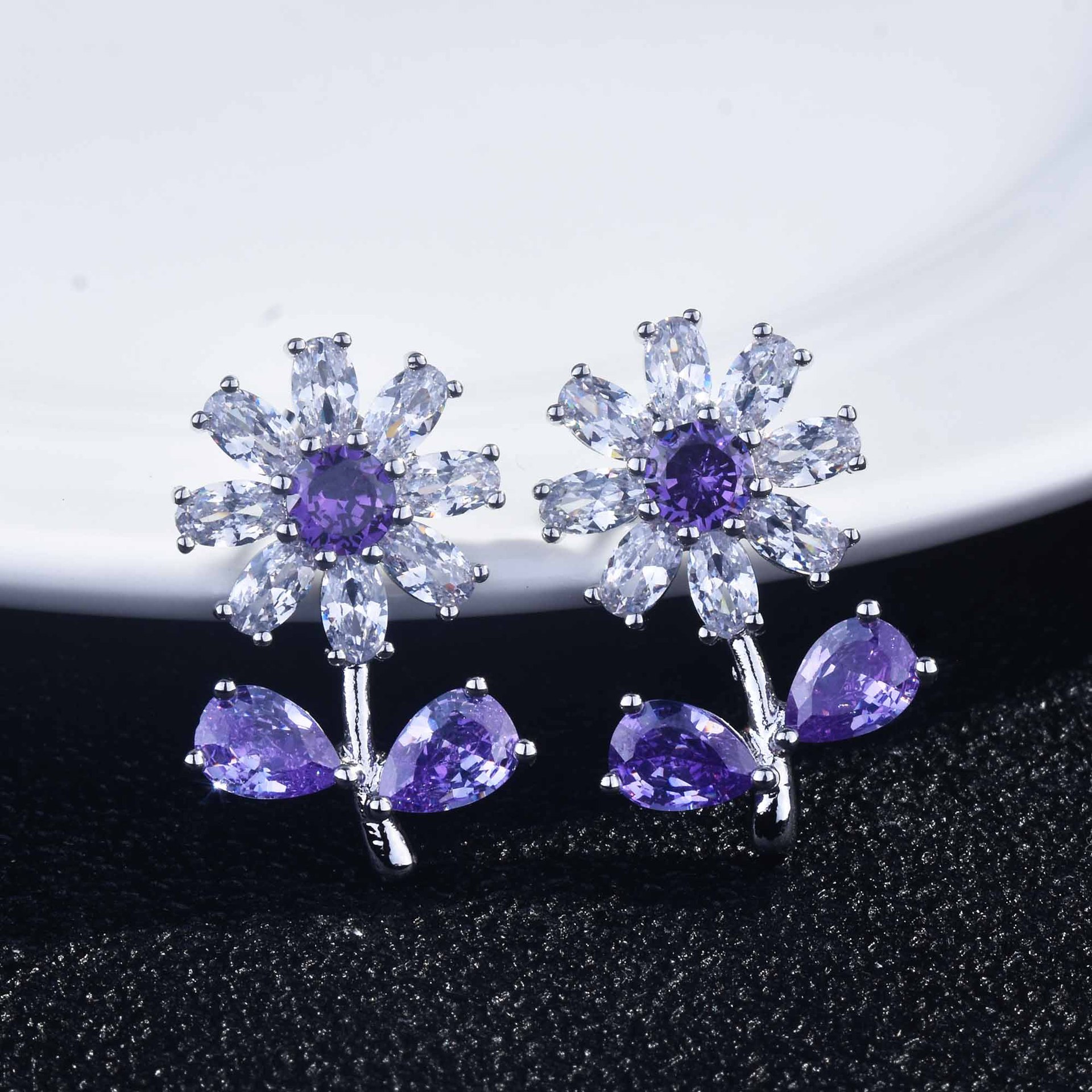 Super Flash High Carbon Diamond Small Daisy Small Flower Earrings Chrysanthemum Earrings display picture 11