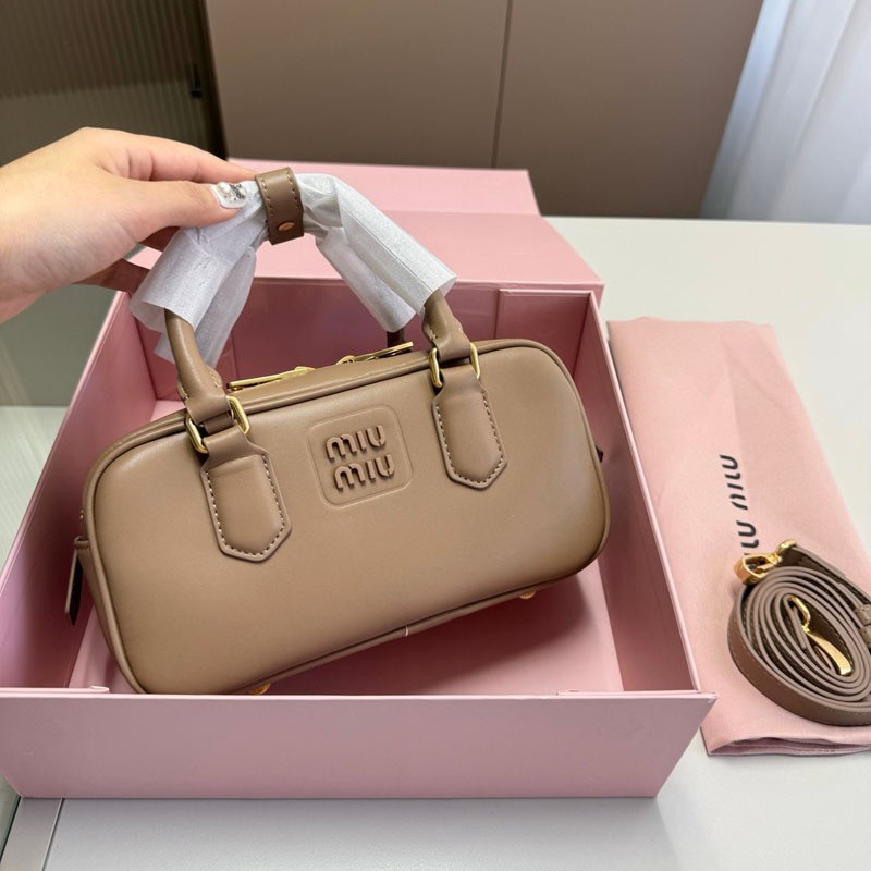 2025 nuevo estilo miu casa boliche bolso femenino moda tendencia pequeño cuadrado bolso Boston bolso de mensajero portátil de un solo hombro