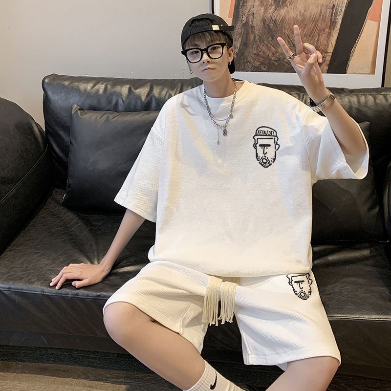 High-end men's sportswear set for summer, trendy and stylish men's clothing, a handsome two-piece set of short-sleeved shirt and shorts.