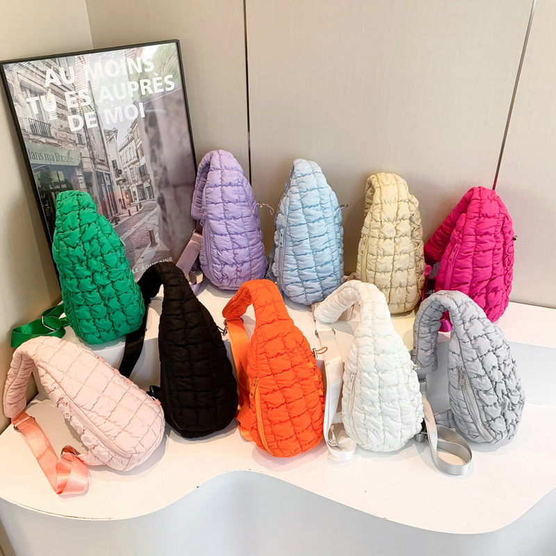 2024 nuevo bolso de pecho casual para mujer bolso de algodón de plumón de burbuja de estilo coreano bolso de mensajero de hombro ligero bolso de nube plisada