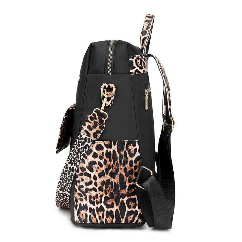 Comercio exterior nuevo estilo borla moda de gran capacidad mochila de nailon para mujer mochila de viaje ligera al aire libre simple y versátil