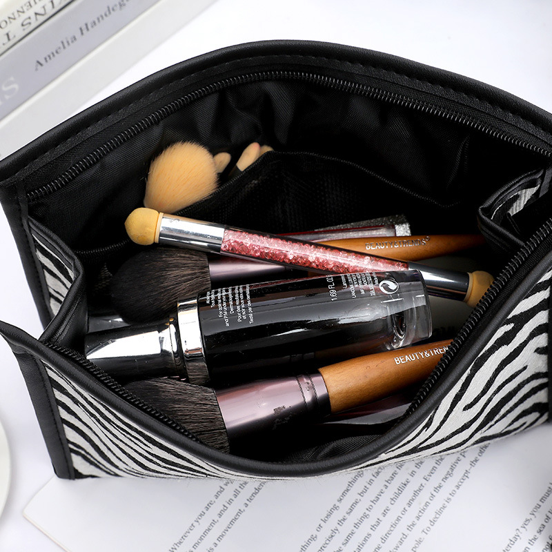 Bolsa de cosméticos estilo 2025, bolsa de cosméticos a cuadros, serie blanco y negro, bolsa de almacenamiento impermeable.