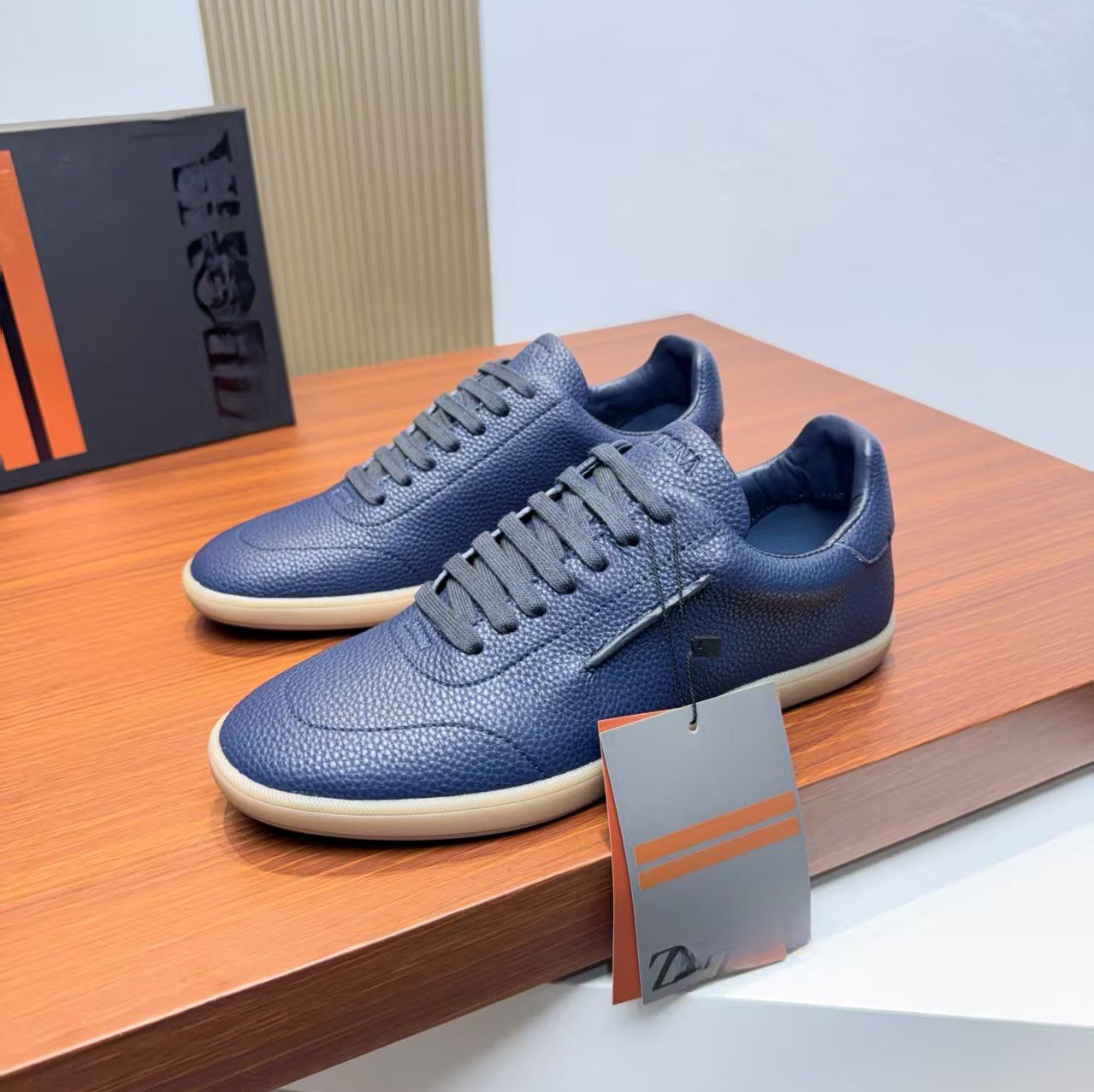 Estación europea nueva suela gruesa zapatos deportivos de hombre zapatos de cabeza redonda zapatos de negocios zapatos de cuero casuales de alta gama zapatos blancos pequeños