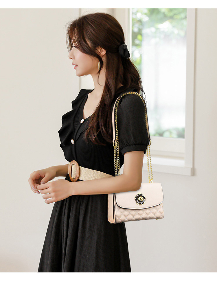 Women's Medium Leather Solid Color Fashion Flowers Square Zipper Crossbody Bag display picture 5