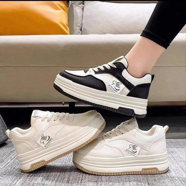 Zapatos de skate muffin de primavera de mujeres super caliente 2024 primavera nuevos zapatos blancos con suela gruesa aumentada ocio de alto valor de cara zapatos de skate de mujer