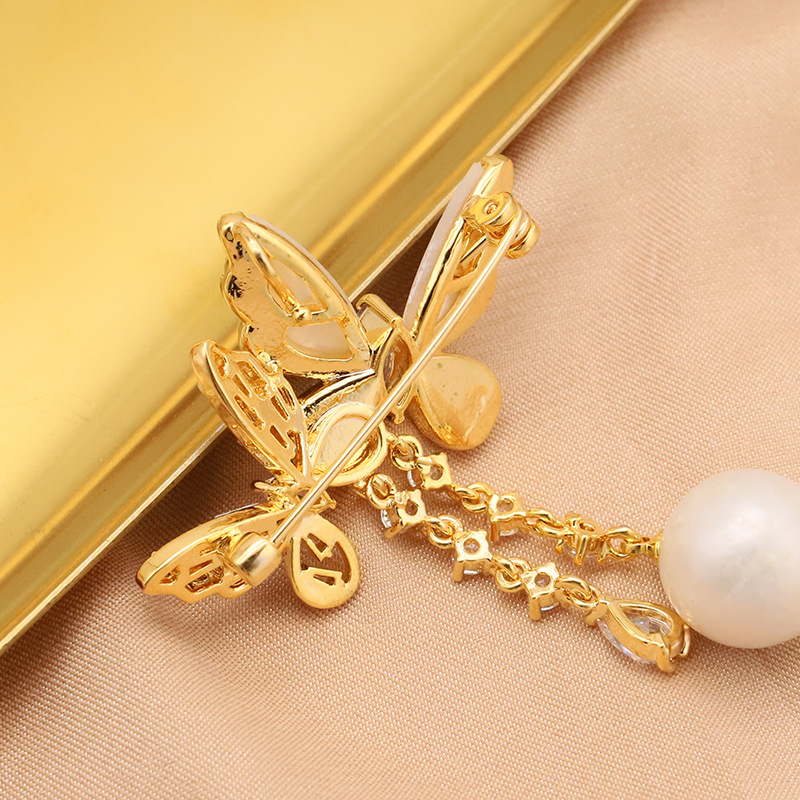 Estilo japonés y coreano ~ broche de perlas de agua dulce natural mariposa micro con incrustaciones de circón accesorios de temperamento de alta calidad chapado en oro de 18K