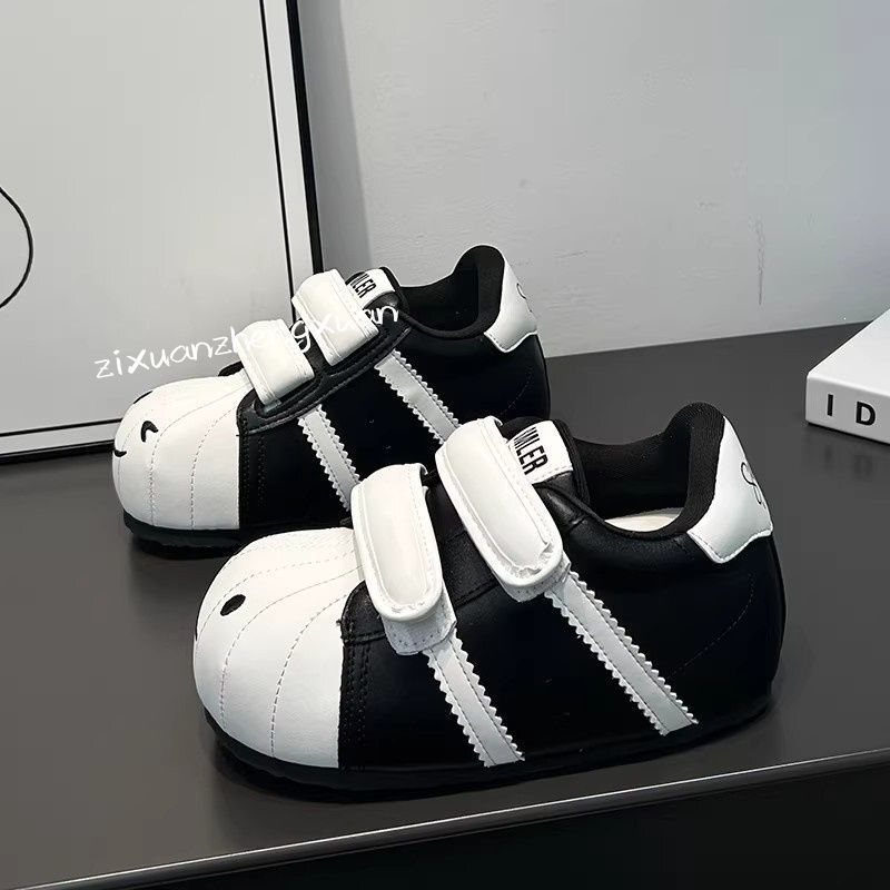 Smiley Face Shoes with Black and White Stripes, 5cm Hidden Height Increase, Big Toe Shoes for Women, Velcro Strap, Round Toe, Cute and Quirky Bread-Style Sneakers Smiley Face Shoes with Black and White Stripes, 5cm Hidden Height Increase, Big Toe Shoes for Women, Velcro Strap, Round Toe, Cute and Quirky Bread-Style Sneakers