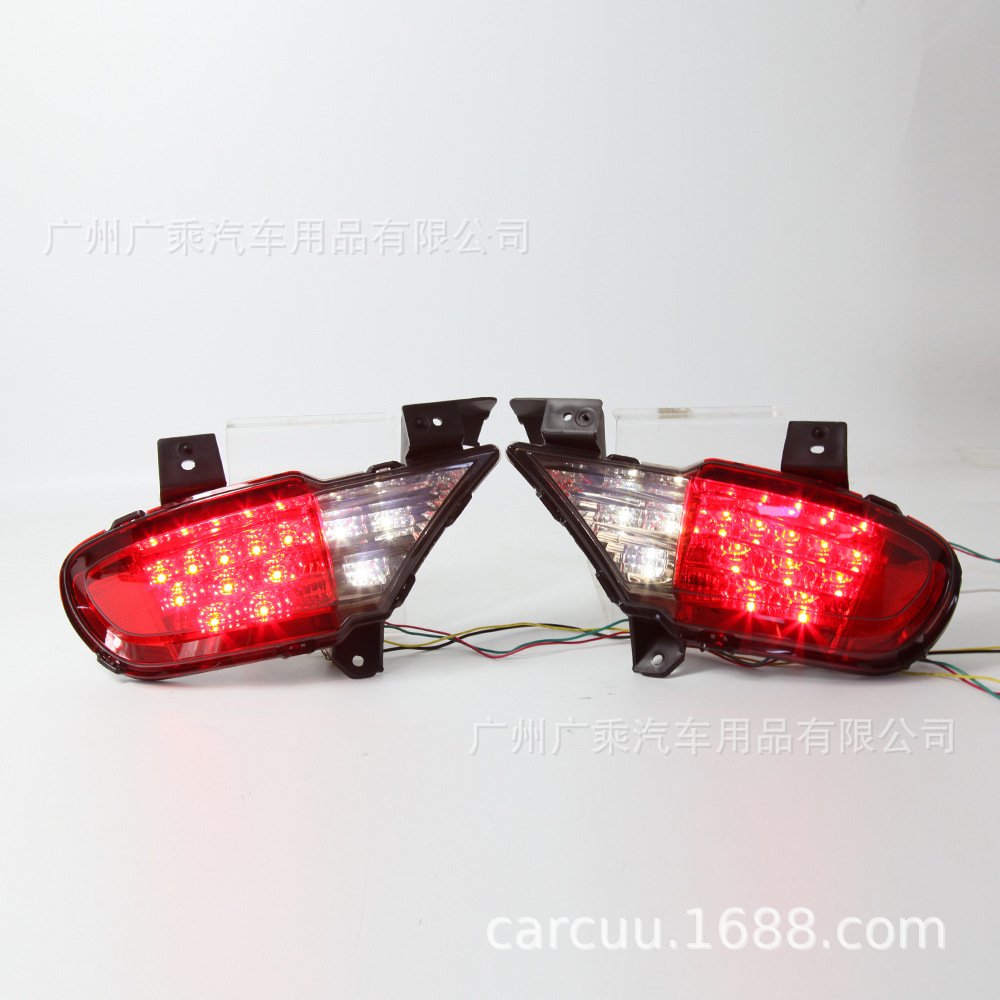 Aplicable a la luz del parachoques trasero Mitsubishi Pajero Jinchang 11-16 [carcasa roja]