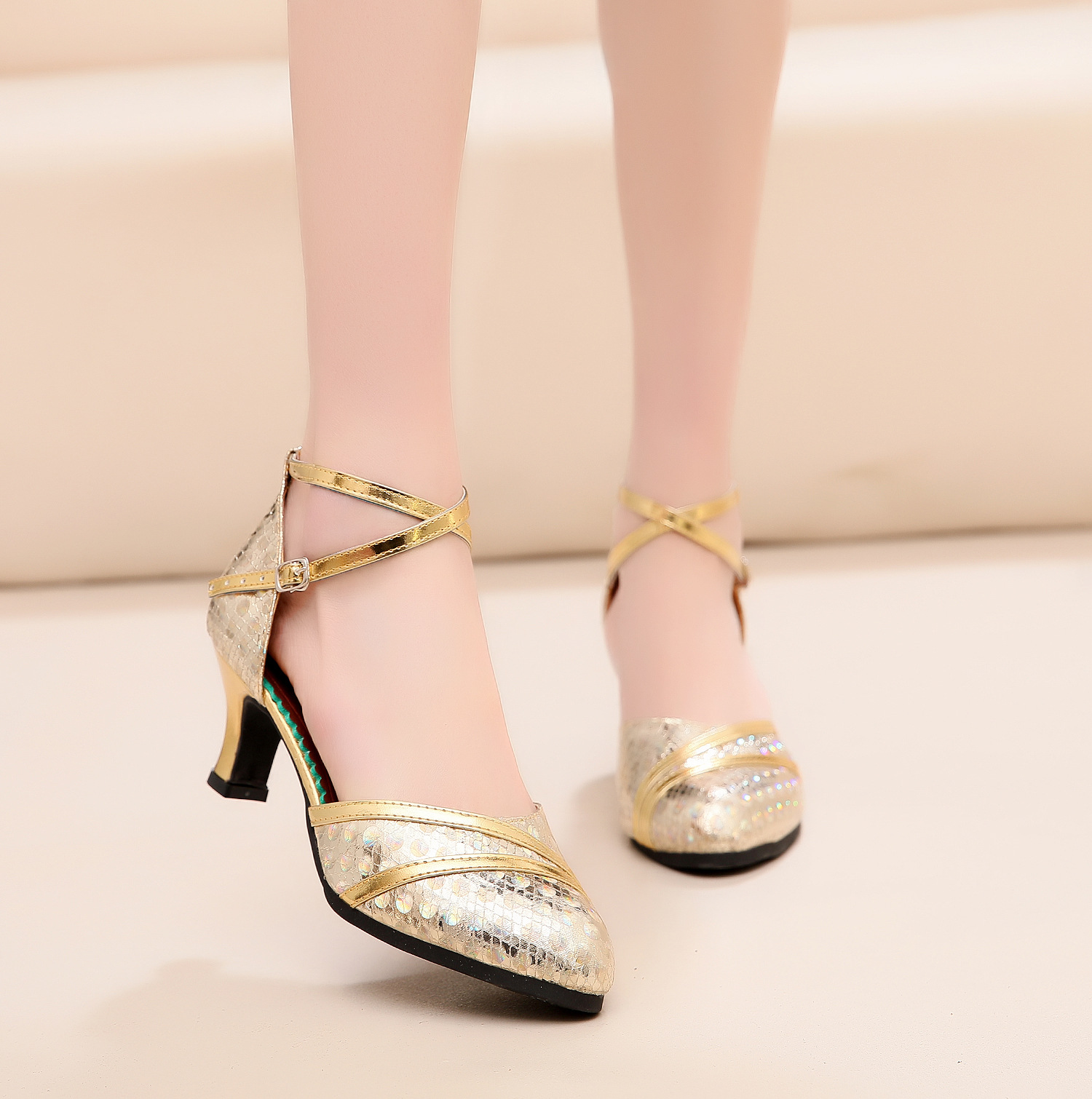 Zapatos de baile latino de las mujeres adultas de tacón medio cuatro estaciones nuevos zapatos de baile de fondo suave baile cuadrado zapatos de mujer baile social