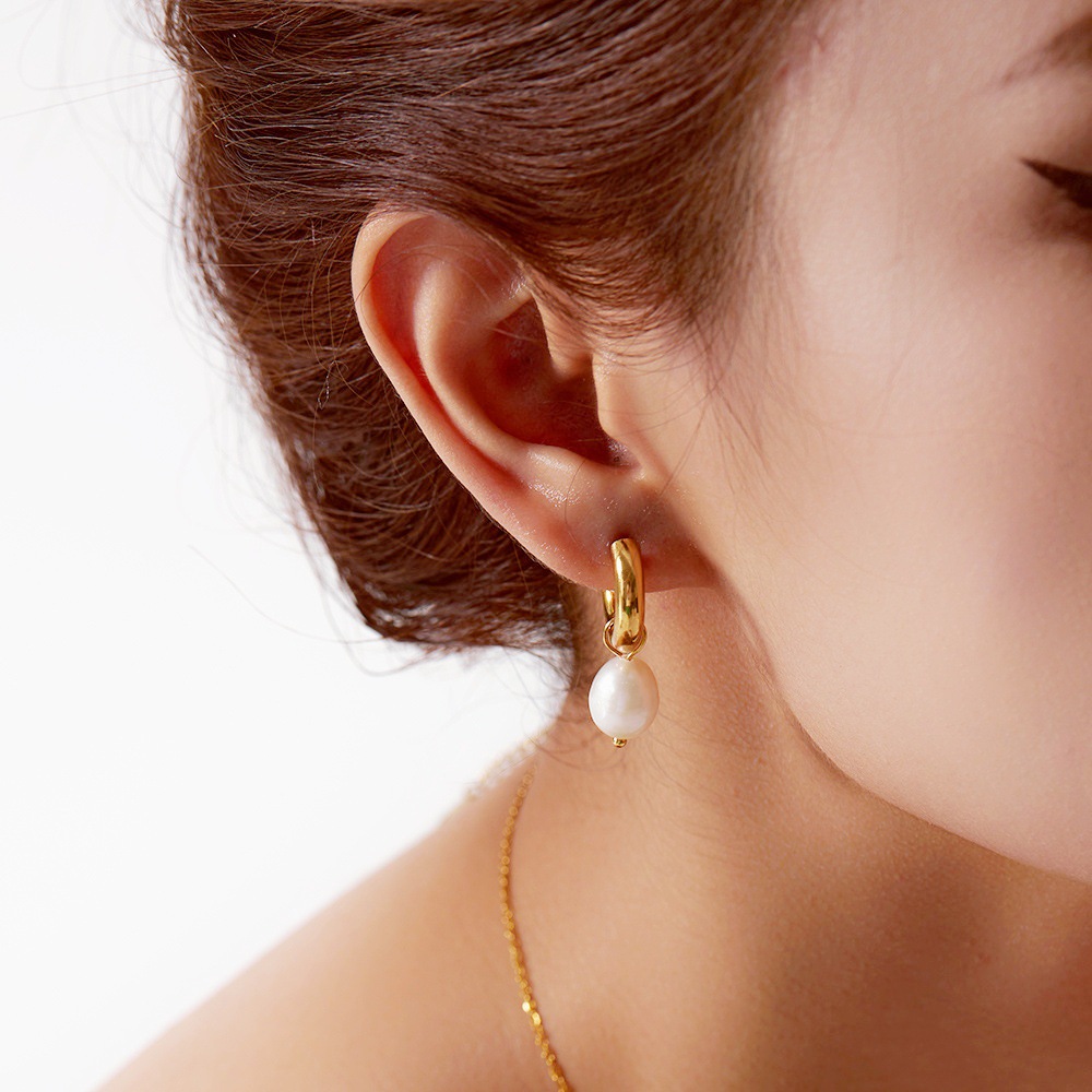 Pendientes de acero inoxidable dorado con perla natural_voghion.com