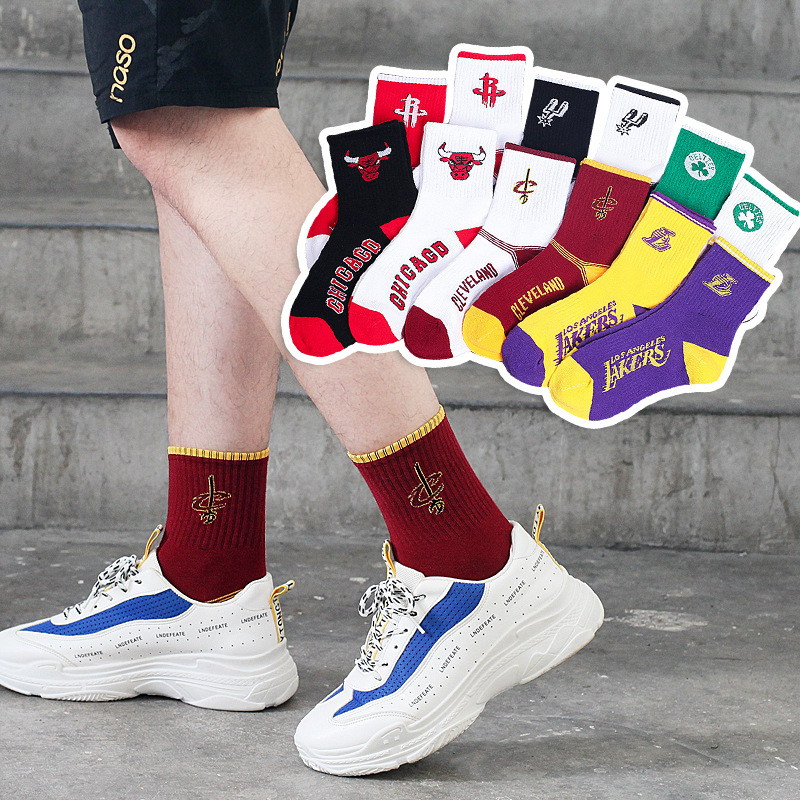 Calcetines de algodón para hombres a media pierna calcetines de baloncesto de la NBA de moda europea y americana logotipo del equipo estilo universitario estudiante calcetines deportivos hombres