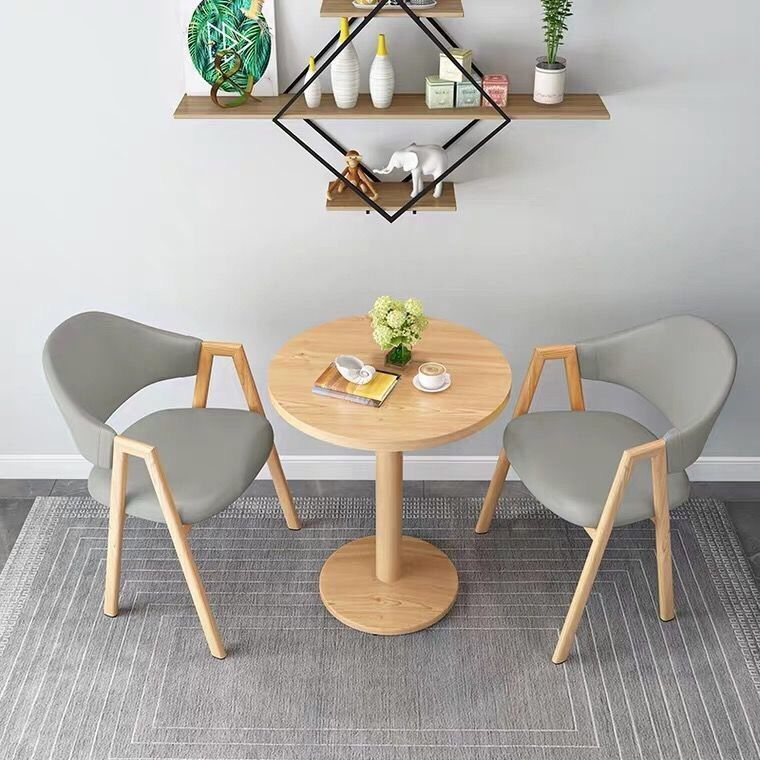 라이트 그레이 가죽 60 원형 테이블과 의자 2개