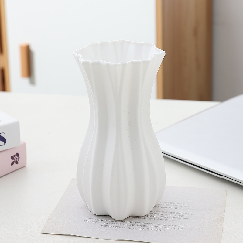 물결 모양의 입 꽃병