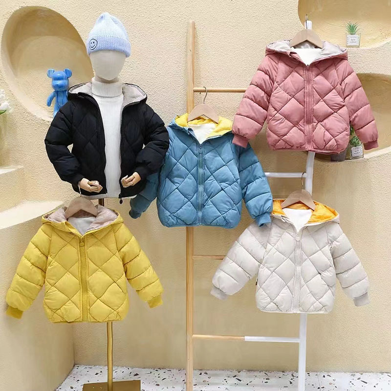 2025 otoño e invierno nuevo estilo chaqueta acolchada de algodón para niños, hombres y mujeres bebé, chaqueta acolchada de algodón para niños pequeños y medianos, comercio exterior más chaqueta de algodón cálido de terciopelo