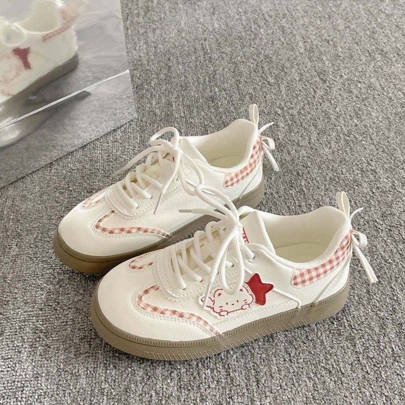 Zapatos blancos de suela gruesa para mujeres 2025 primavera y otoño nuevos zapatos de tablero retro para mujeres nuevos productos de moda zapatos casuales de nicho