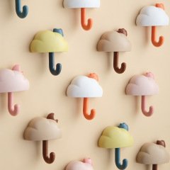 雲の形をしたかわいい壁掛けフック、キッチン用クリエイティブフック、跡が残らない穴あけ不要の浴室用粘着フック、コントラストカラーのデザイン