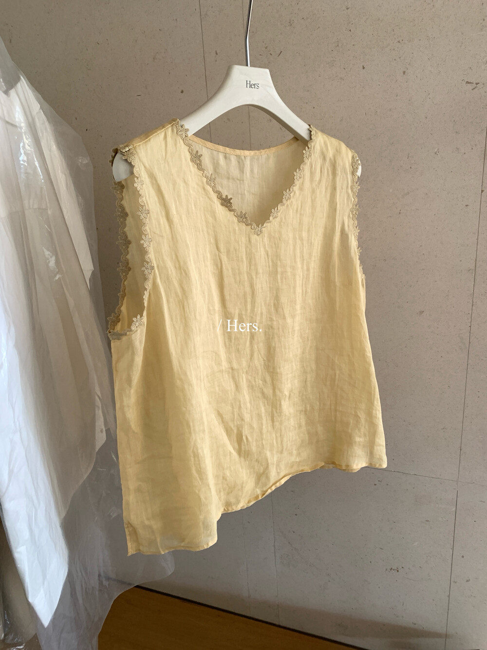 Áo hai dây nữ cổ V phối ren móc họa tiết, chất liệu linen mát mẻ, phong cách Hàn Quốc — màu hồng, màu vàng, màu mơ, màu kaki chi tiết 21